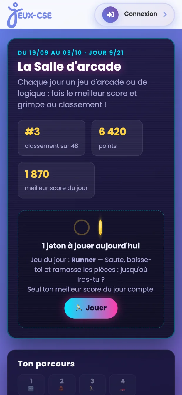 Écran d'accueil de la salle d'arcade : le jour de la campagne, le rang et les points du joueur, ses jetons du jour et le bouton « Jouer »